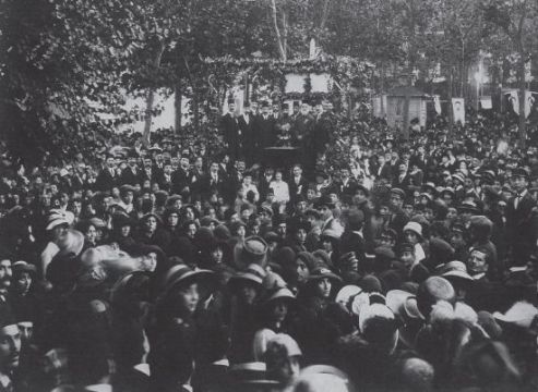 Ermeni alfabesinin oluşturulmasının 1500., ilk Ermenice kitap basımının 400. yılı vesilesiyle Taksim Gazinosu bahçesinde düzenlenen büyük kutlama. (1913) (Kaynak: http://www.agos.com.tr/tr/yazi/5461/gezi-parki-taksim-bahcesiyken-beyoglunda-ermeniler)