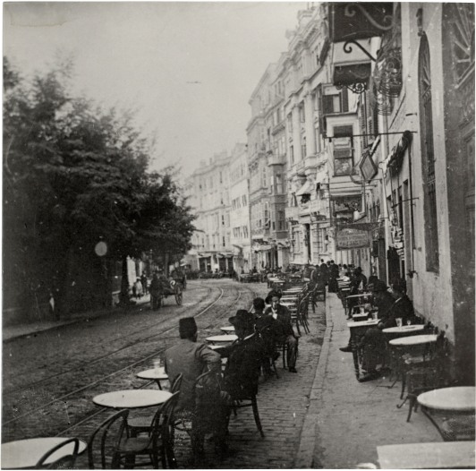 1900'lü yılların başında Tepebaşı Caddesi. Solda Tepebaşı Bahçesi yer alıyor. (Kaynak: Salt Research)